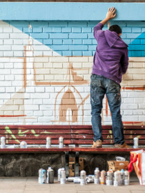 Julisteiden ja graffitien merkitykset urbaanissa maisemassa