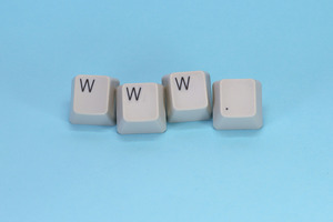 Suomen verkkotunnuspalveluiden arviointi: hinta, nopeus ja tuki