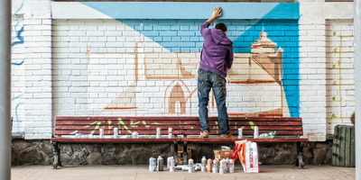 Julisteiden ja graffitien merkitykset urbaanissa maisemassa