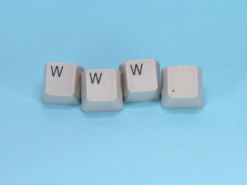 Suomen verkkotunnuspalveluiden arviointi: hinta, nopeus ja tuki